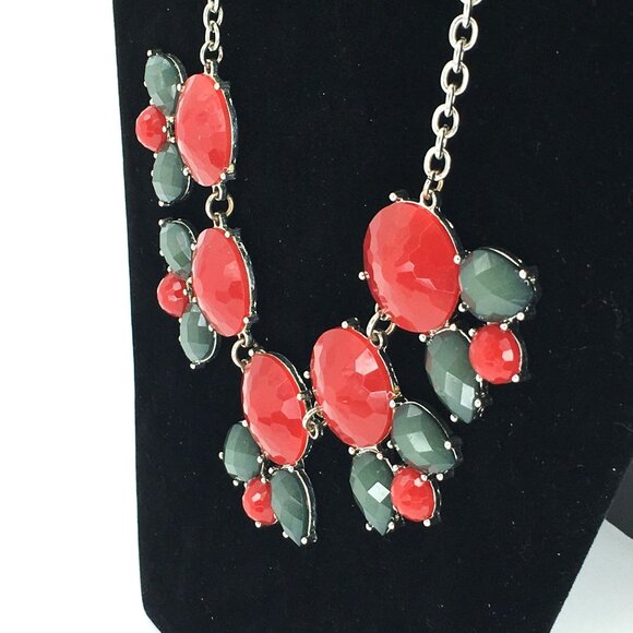 Charming Charlie Statement Necklace Red & Green Faceted Floral Beads Bib Design - Picture 5 of 5